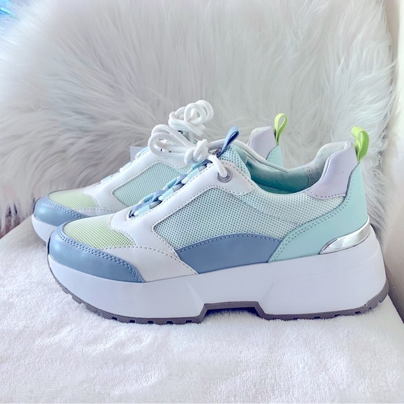 Michael Kors Sneakers - Picture 2 of 9